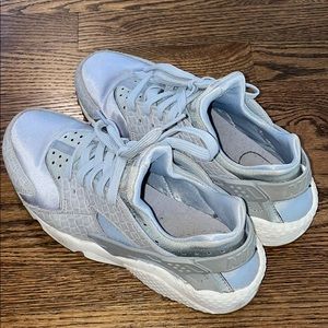 Size 8.5 Grey Nike air huaraches